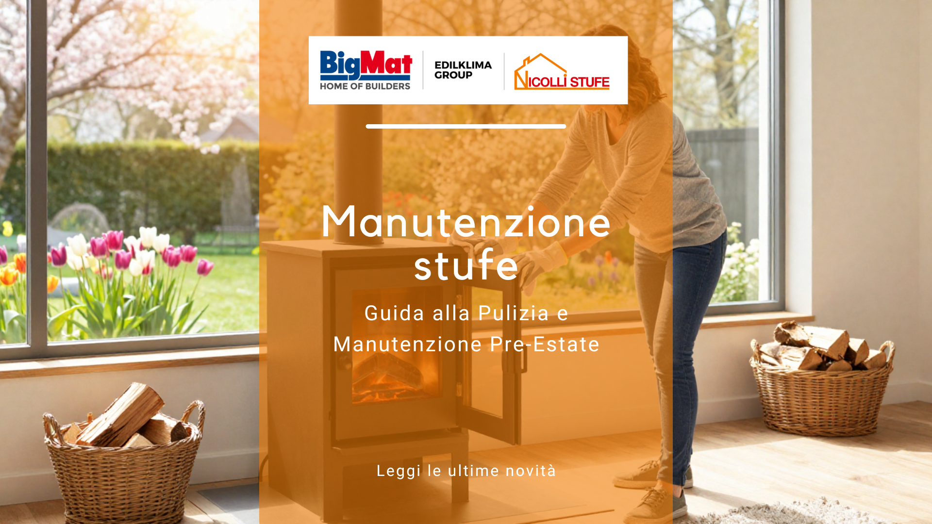 Donna sorridente che esegue una manutenzione stufe provvedendo con la pulizia del vetro di una moderna stufa a legna in un soggiorno luminoso con vista su un giardino primaverile.